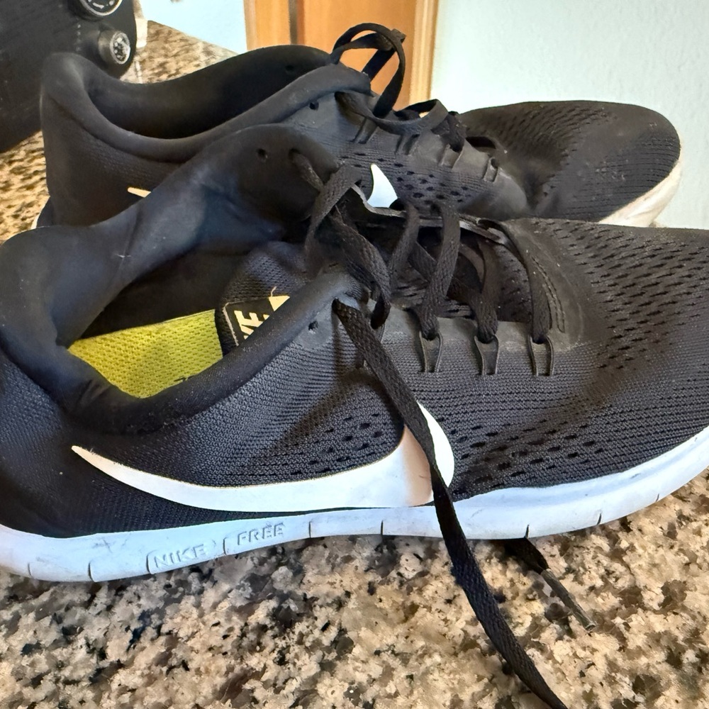 Nike Men's Black and White FreeRN Running Sneakers